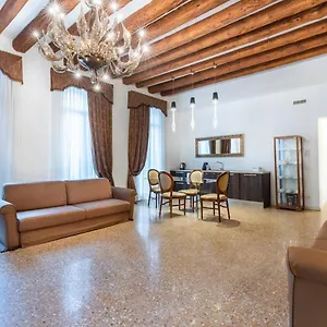 https://san-teodoro-palace-luxury-apartments.hotelslidodijesolo.com
